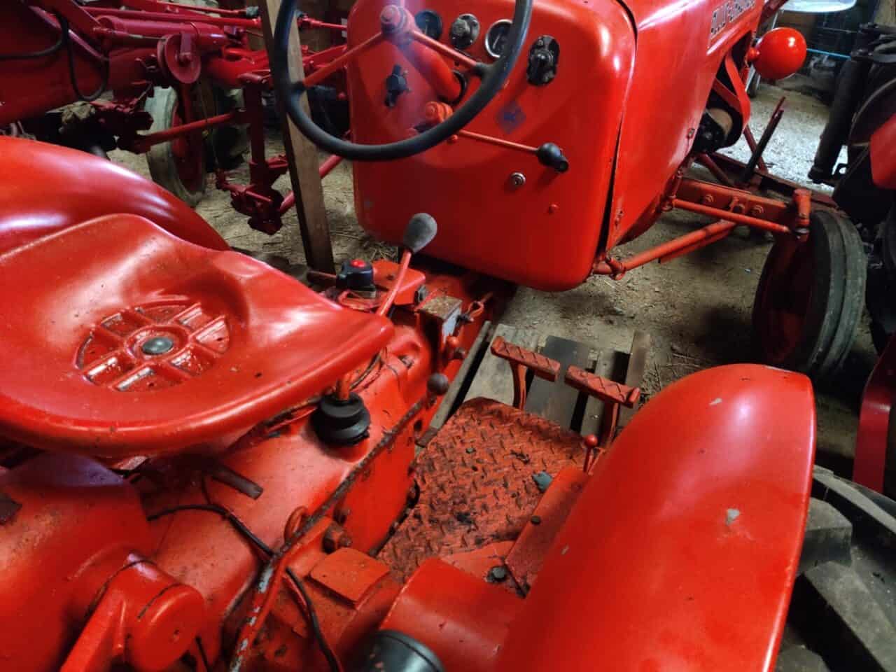 Why do tractors have two brake pedals? They're independent brakes. By the 1950s it was normal for tractors to have twin pedals to control the independent brakes. This is a 1958 Allis Chalmers D272.